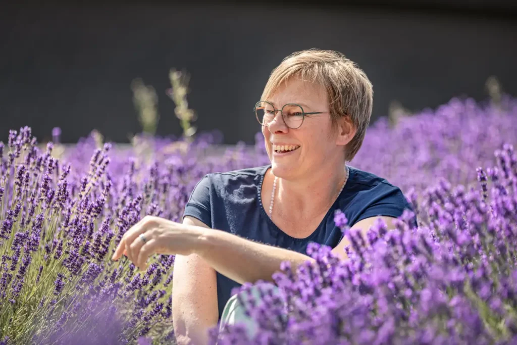 Heilpraktikerin Catharina Womelsdorf im Portrait in einem Lavendelfeld